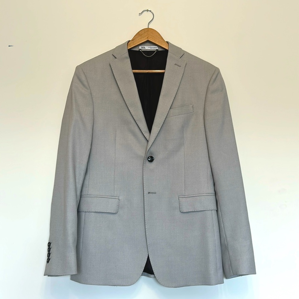 Men’s Zara blazer size 40. Built in pocket square. Good condition.